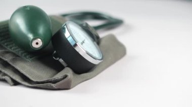 Masadaki tansiyon makinesinin detaylı görüntüsü. ,