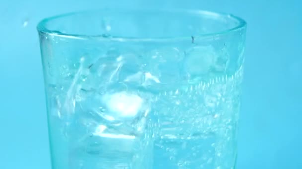 Падіння Льоду Склянці Холодних Напоїв — стокове відео