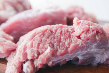 Doğrama tahtasındaki çiğ eti kapat. .