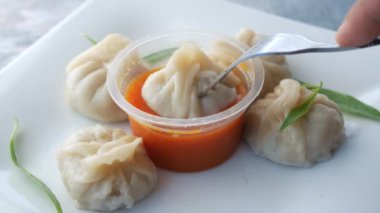 Tavuklu momo hamur köftesini tabağa koy. .