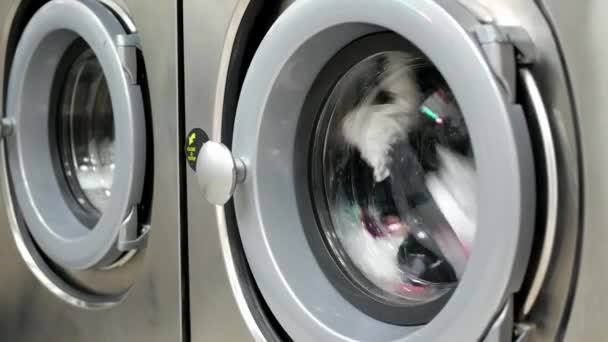 Waschmaschine Wäscht Kleidung — Stockvideo