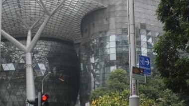 SINGAPORE 12 Haziran 2022. ION Orchard alışveriş merkezi,