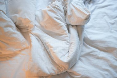 Sabahın köründe dağınık yatak, uyandıktan sonra dağınık yatak. .