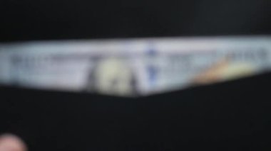 Masadaki zarfta 100 dolar nakit. .