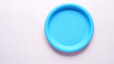 boş tabağı masaya koy .