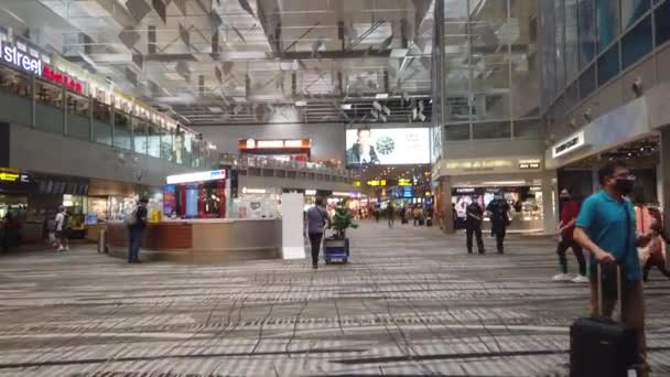 Singapur Flughafen Changi Juni 2022 Besucher Gehen Auf Dem Flughafen — Stockvideo