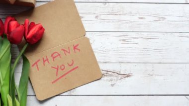 Teşekkür ederim. Tahta masadaki zarf ve mesaj..