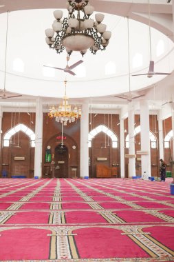 .Dhaka Bangladeş 25 Ekim 2021, Dhaka 'daki Gulshan Camii' nin içi. 