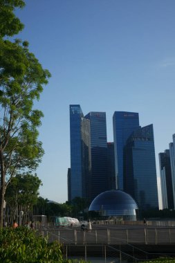  Singapur modern şehir binalarının düşük açılı görüntüsü..