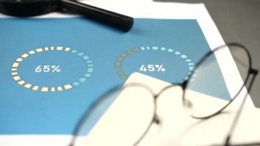 finansal grafik, hesap makinesi ve not defteri masanın üzerinde.