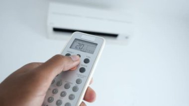 Uzaktan kumandalı bir adamın elini tut.