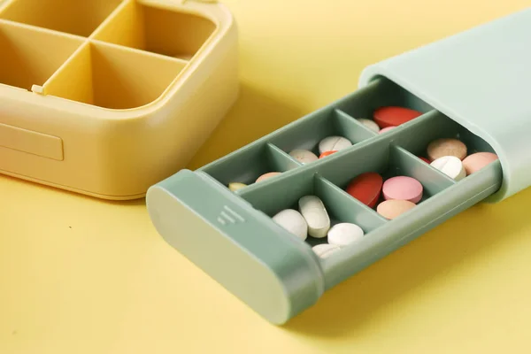 Tıbbi Hapları Masanın Üzerindeki Ilaç Kutusuna Koy — Stok fotoğraf