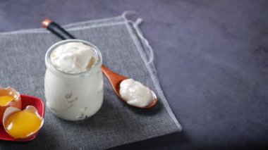 Masanın üstündeki kabın içinde mayonezi kapat.