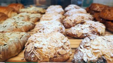 Fırında cam pencereli fırında hamur işi. 