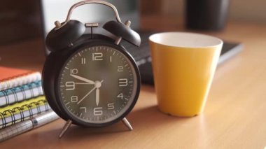 kahve fincanı ve saat masaya yakın. .