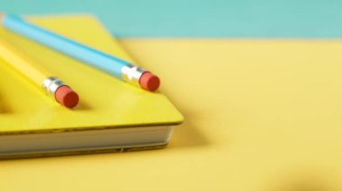 Not defterindeki renkli kalemleri kapat .