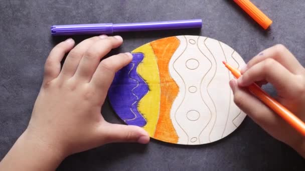 Barn Pige Tegning Papir Sidder Gulvet – Stock-video