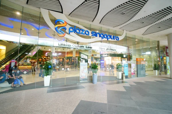 Singapur 12 Haziran 2022, Singapur Plaza alışveriş merkezinin önü.