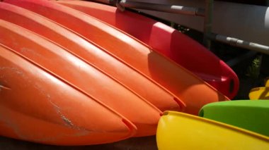 Sahilde yeşil sörf tahtası 