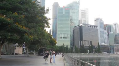  Singapur modern şehir binalarının düşük açılı görüntüsü..