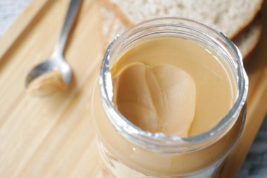 Bir kabın içindeki fıstık ezmesinin en üst görüntüsü