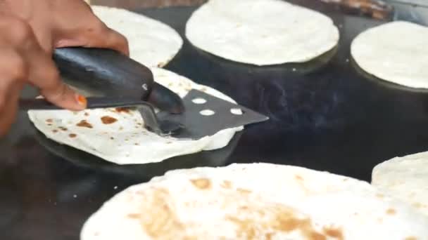 Приготування Роті Чапаті Великій Сковороді — стокове відео