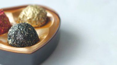 Yuvarlak şekilli şekeri renkli bir kağıtla bir kutuda kapat. ,