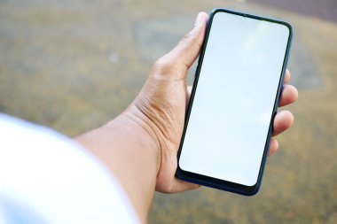 Akıllı telefon kullanarak genç adamın elini kapat.