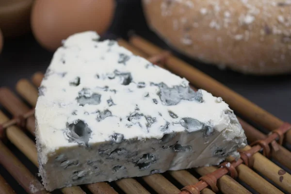 桌子上的蓝色奶酪的详细镜头 — 图库照片