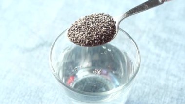 Bir kabın içindeki chia tohumunu kapat