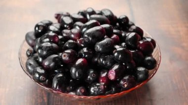 Tabaktaki siyah eriğin üst görünümü 