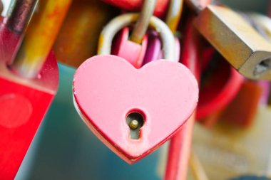 Pembe Kalp Şekli Asma Kilit ,