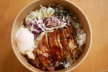 Izgara tavuk ve taze sebze salatası.