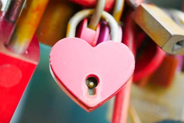 Hängendes Rosa Herzförmiges Vorhängeschloss — Stockfoto