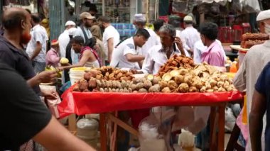 Ramazan iftarı Bangladeş 'te satılık gıda sergisi