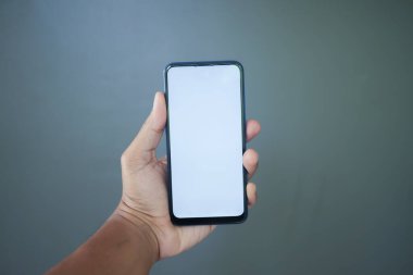 Akıllı telefon kullanarak genç adamın elini kapat.