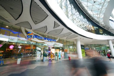 Singapur 12 Haziran 2022, Singapur Plaza alışveriş merkezinin önü.