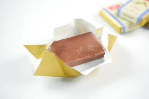 Cukorka Csokoládé Egy Papír Csomag Fehér — Stock Fotó