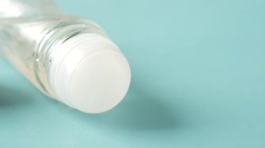 Masada deodorantlar ve krem kaplar var.,