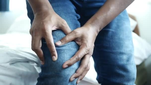 Primer Plano Hombre Que Sufre Dolor Las Articulaciones Rodilla — Vídeo de stock