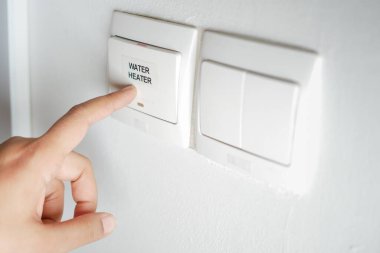 Işık düğmesini açan bir parmak