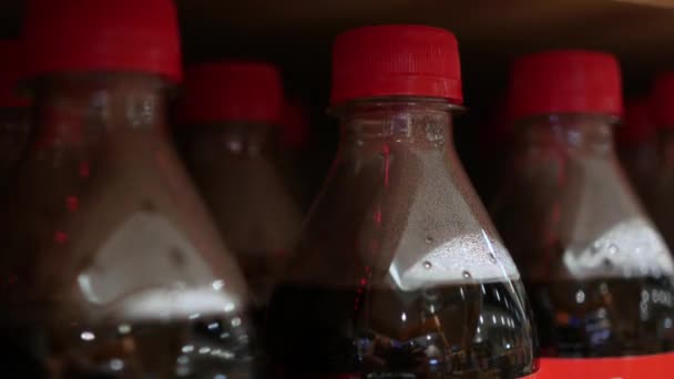 Пластикові Пляшки Безалкогольного Напою Столі — стокове відео