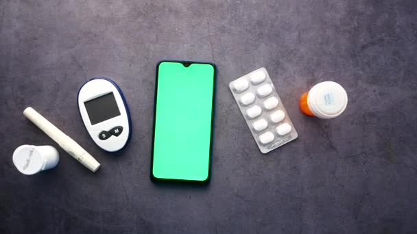 Κοντινό Πλάνο Των Διαβητικών Εργαλείων Μέτρησης Και Χάπια Ροζ Φόντο — Αρχείο Βίντεο