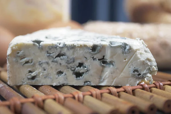 桌子上的蓝色奶酪的详细镜头 — 图库照片