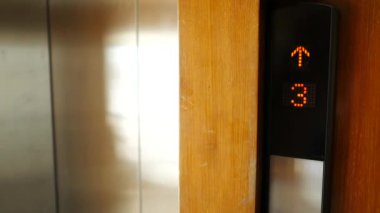 bir asansörde ekranda elektronik numara görüntüsü .