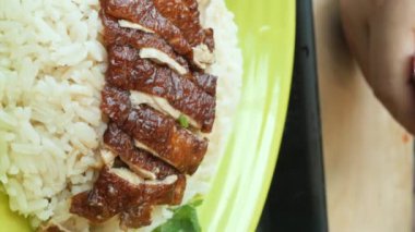 Izgara tavuğu tabakta yakın. .