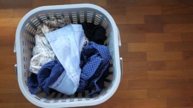 Üst kattaki sepetteki kıyafetlerin manzarası .