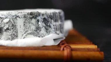 Tahta arka planda taze keçi peyniri manzarası.,