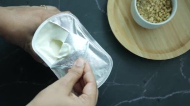 Yoğurt plastiğinden üst kapağı çıkarıyorum. .