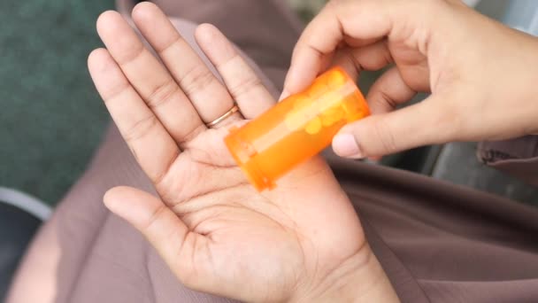 Zeitlupe Die Medizinische Tabletten Auf Die Hand Gießt — Stockvideo